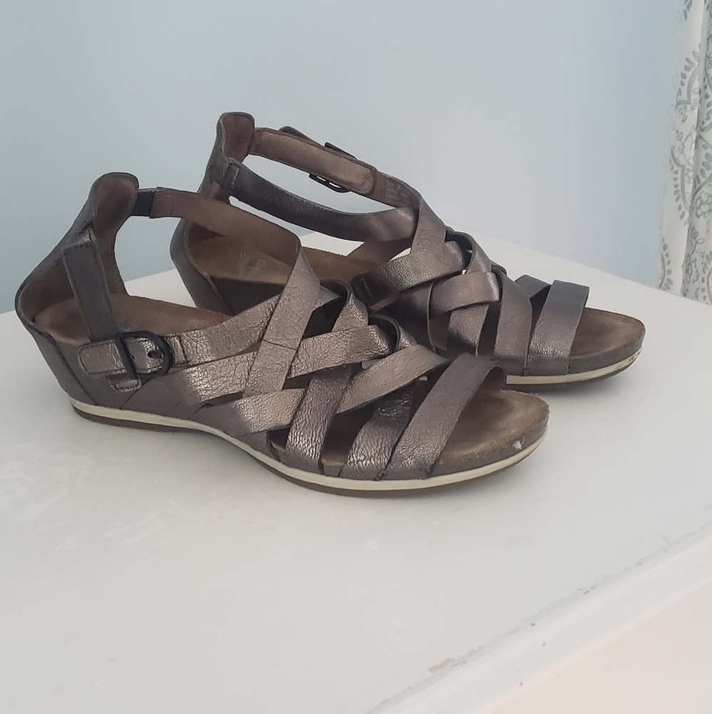Dansko sandals 7. 5-8